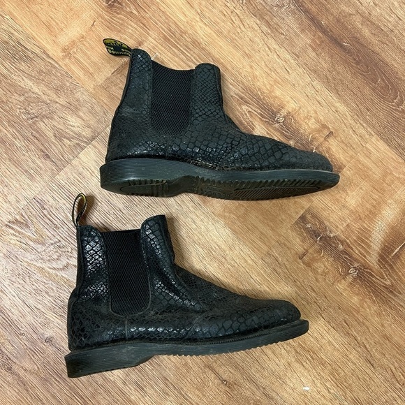 Dr Martens FLORA SNAKE-PATTERN CHELSEA BOOTS BLACK - Picture 1 of 10